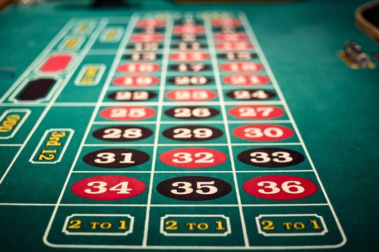 kasir77 live-dealer interface showing real-time card placement, player chat, and table-limit information